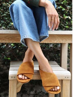 beek Kea Suede Slide Sandal —Caramel
$280 women size 7 gently used